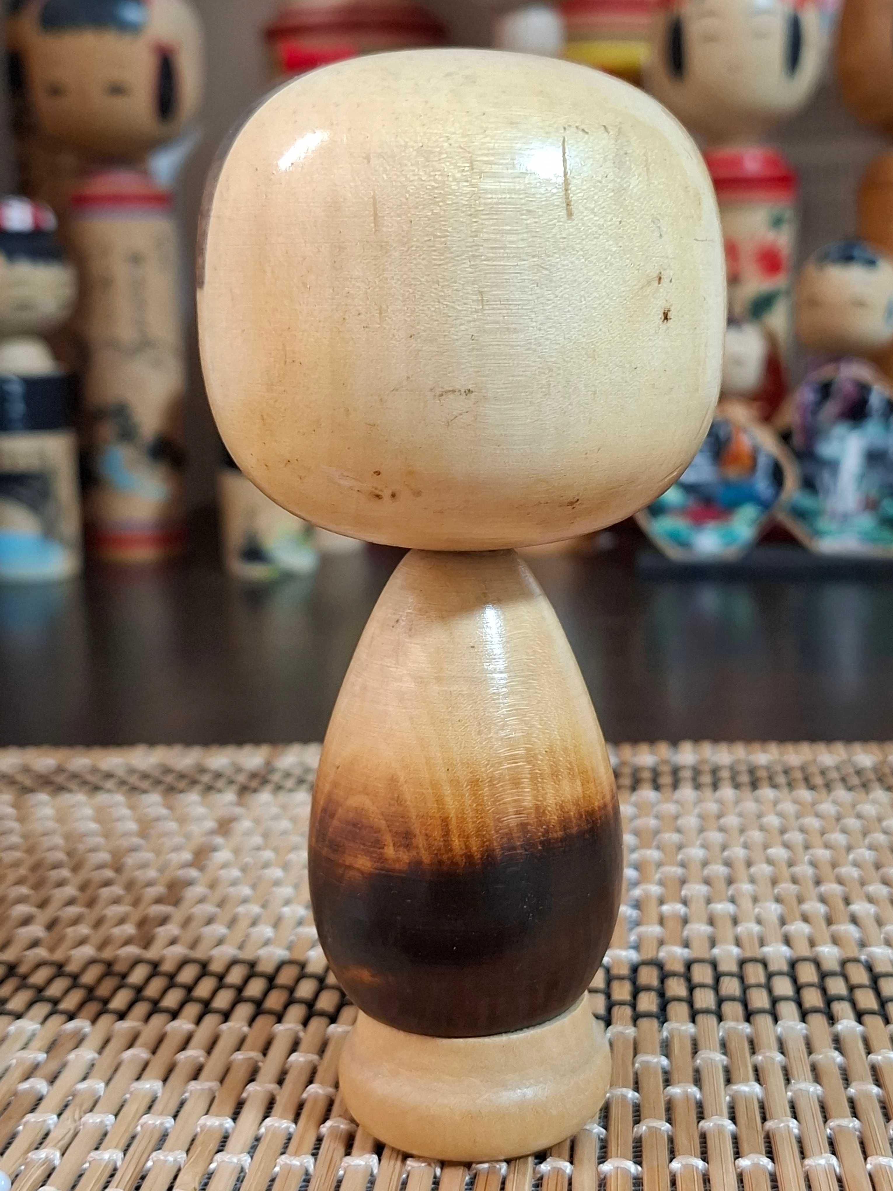 Unikatowa japońska lalka sosaku kokeshi autorstwa Yuji Kawase