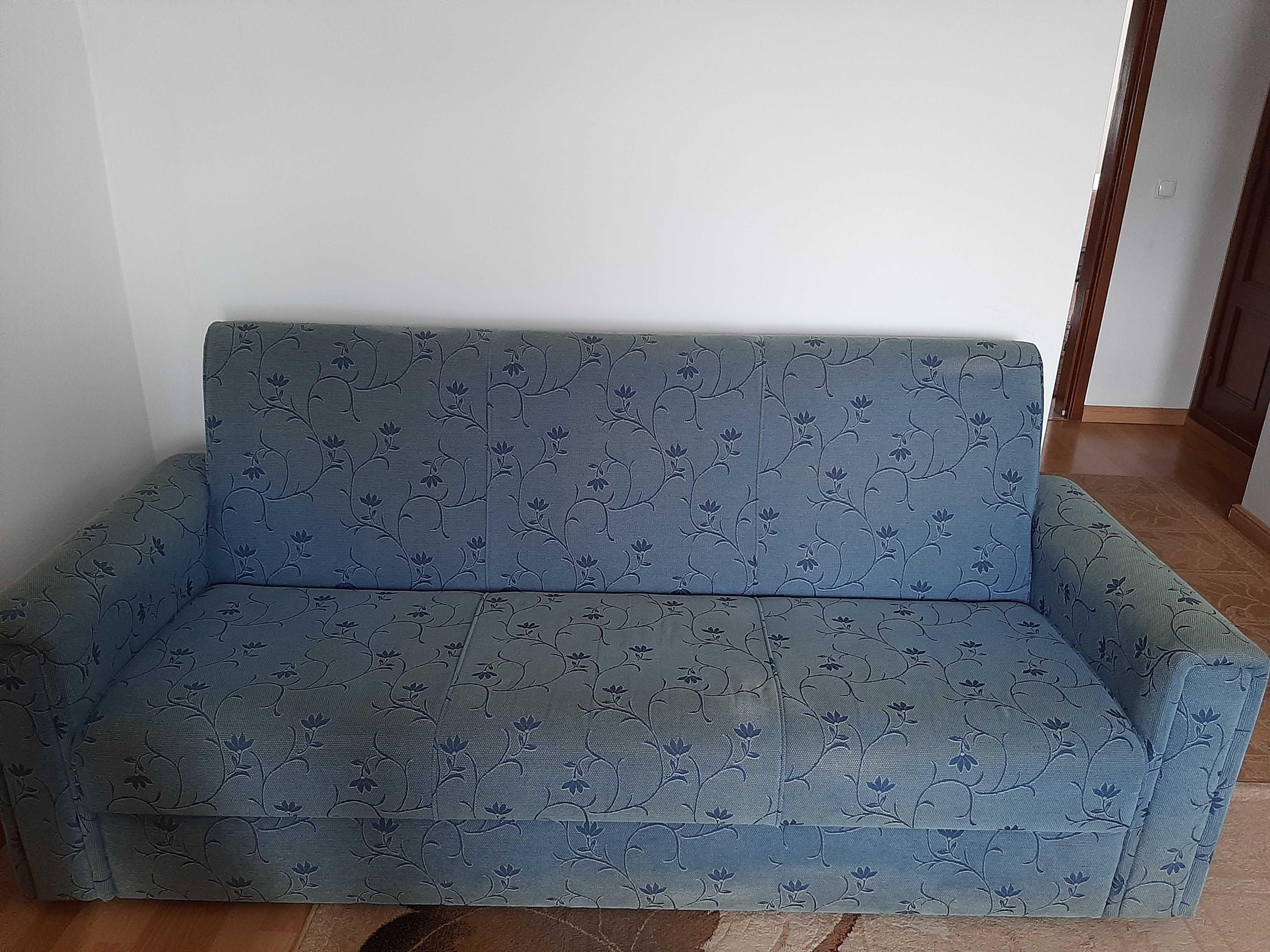 Sofá cama Azul em Tecido e estrutura de Madeira com 2,10m de largura.