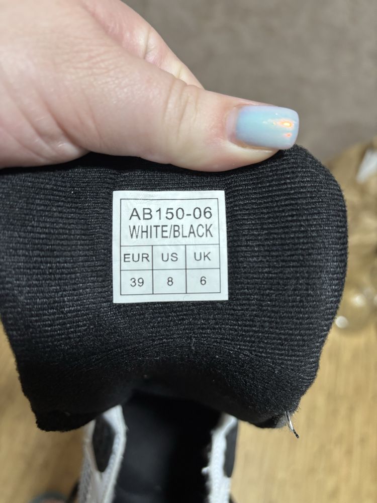 Продам джордани на розмір 39