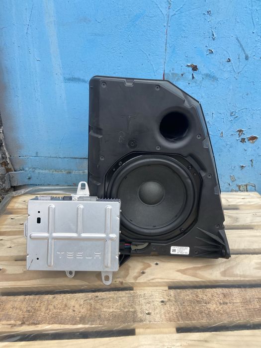 Сабвуфер та підсилювач Tesla Model Y  2023p оригінал