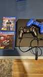 PlayStation 4 z dwoma padami i dwoma grami.