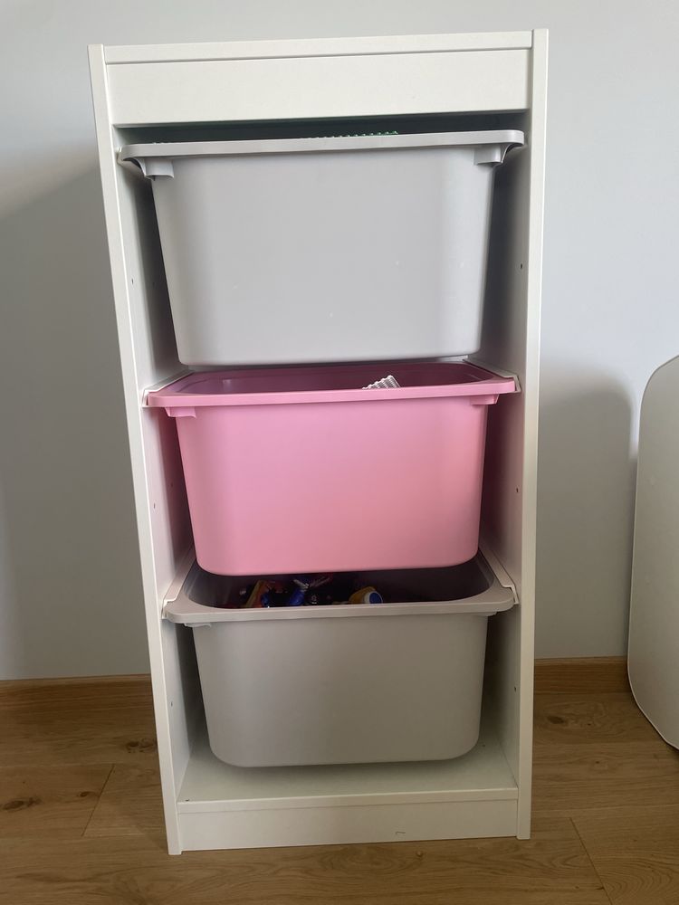 Regał półka z pojemnikami pudelkami Ikea trofast