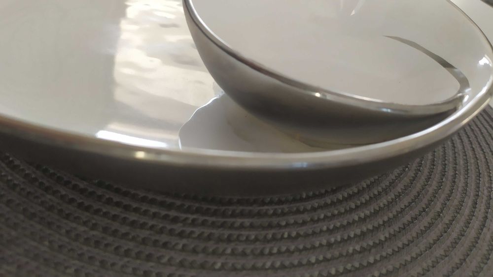 Patera porcelanowa biała ze srebrnymi zdobieniami śr. 29 cm