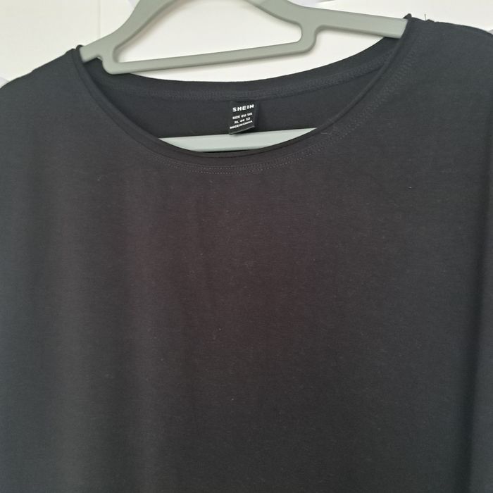 Czarny damski t-shirt