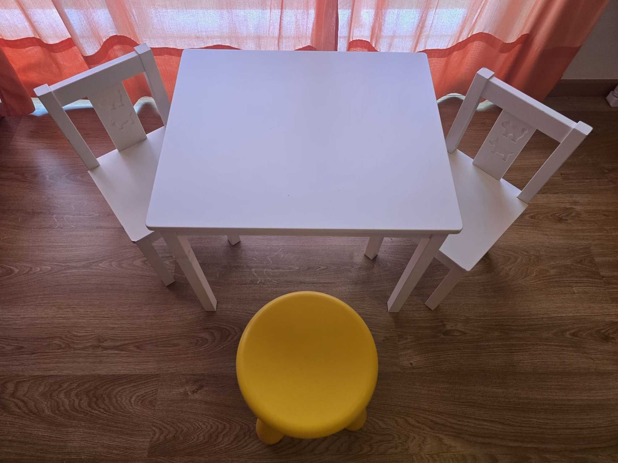 Mesa de criança IKEA KRITTER, duas cadeiras e banco, excelente estado.