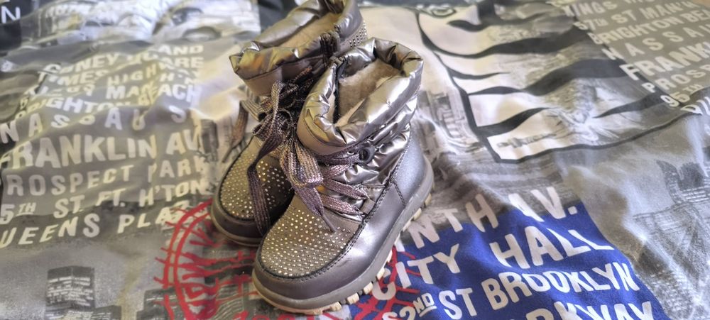 Отдам бесплатно детскую обувь и одежду