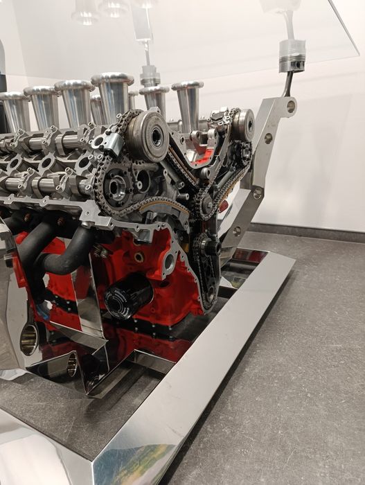 Stolik z duszą motoryzacji – unikatowe rękodzieło z silnika V6/V8