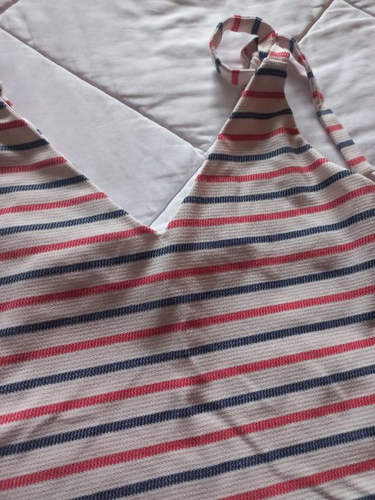 Top riscas azuis e vermelhas Zara