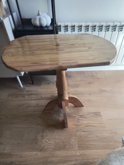 Stolik drewniany na jednej nodze