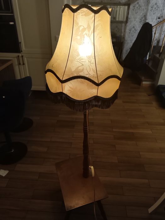 Retro lampa podłogowa z kloszem i stolikiem – vintage, lata 70/80
