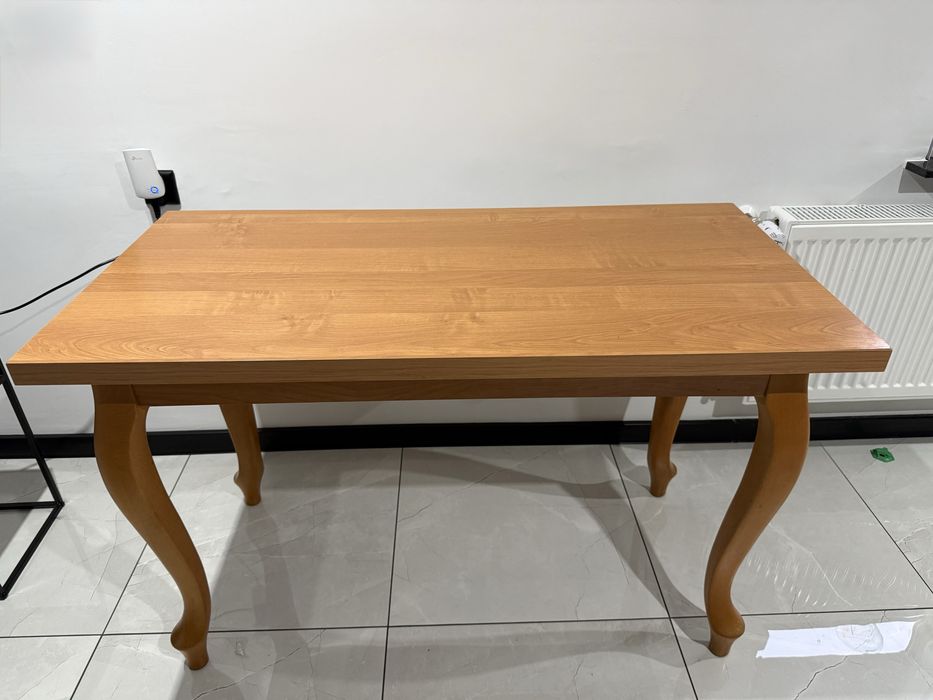 Klasyczny stół kuchenny