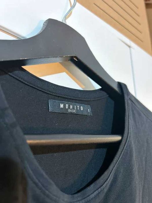 Czarna (nie)zwykła sukienka Mohito S z falbanami