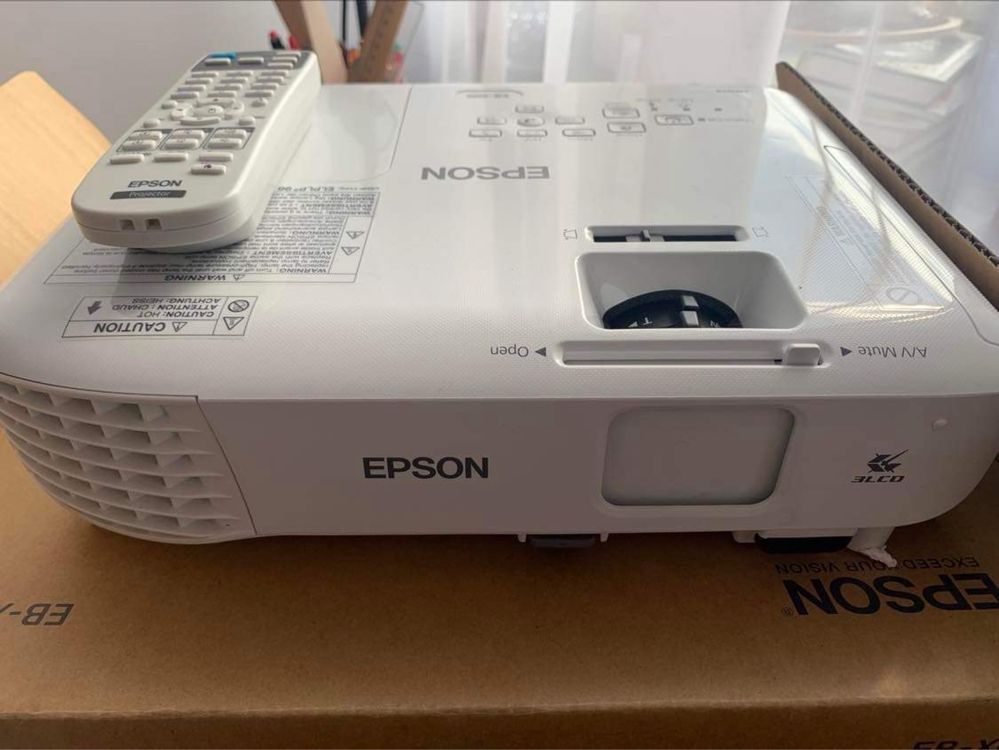 Projektor EPSON EB-X05 XGA 3300L USB