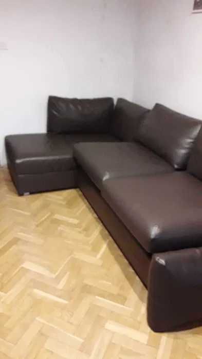 Narożnik. Rozkładany z szezlongiem z dużym pojemnikiem. Rogówka.