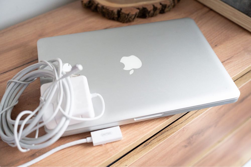 Macbook Apple A1278 laptop 13” cali
