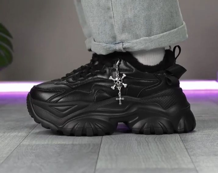 Жіночі зимові чорні утеплені кросівки