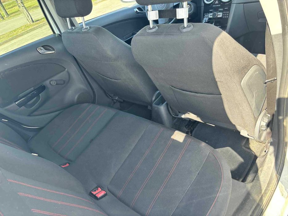 Opel Corsa 1.4 Benzyna 2011 rok