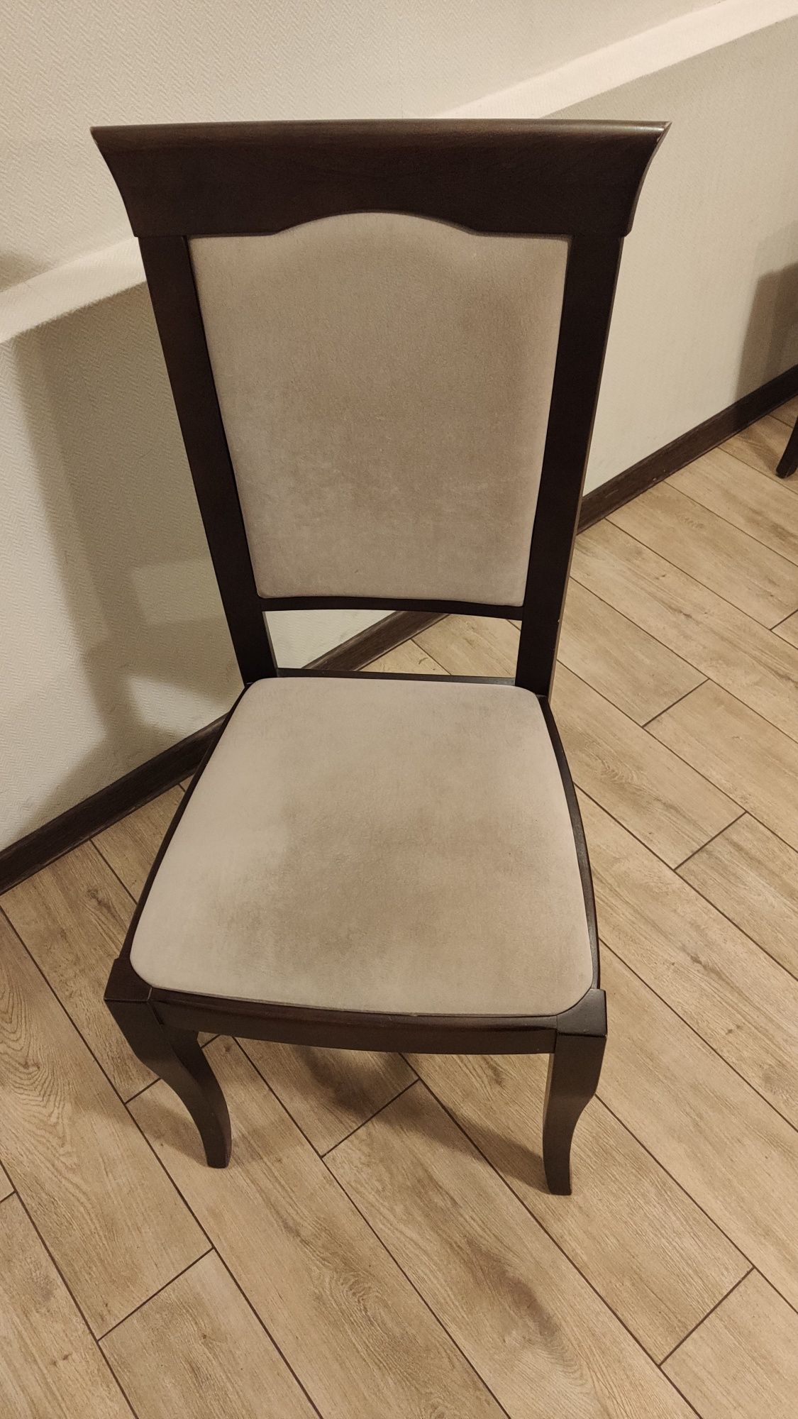 Krzesła tapicerowane drewniane