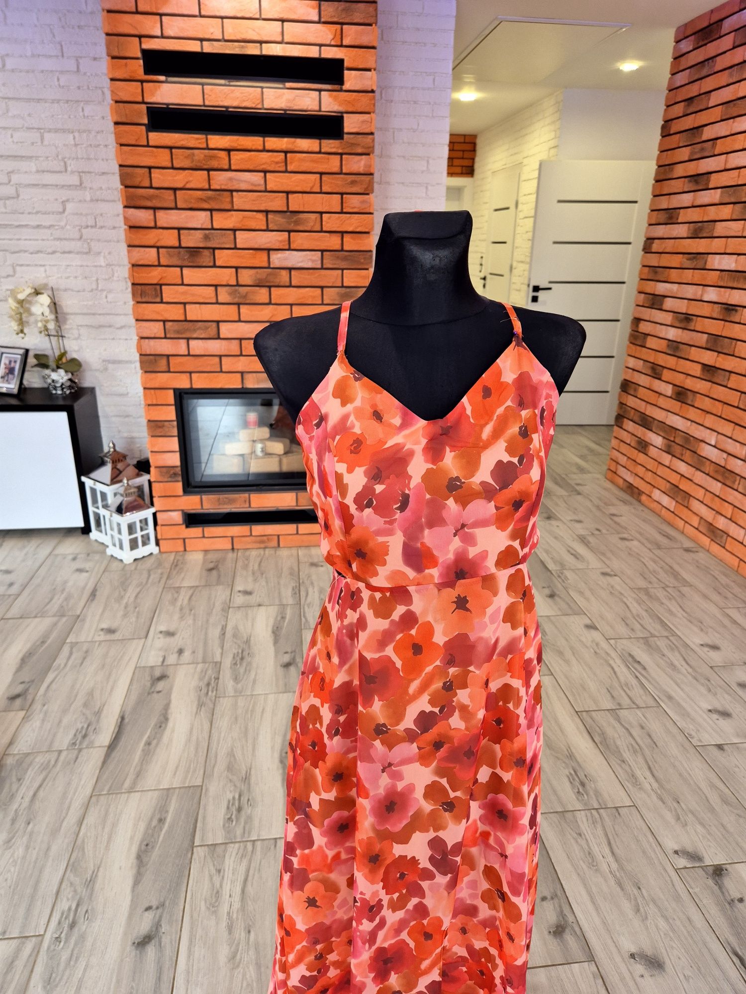 Letnia sukienka maxi z wycięciami w talii