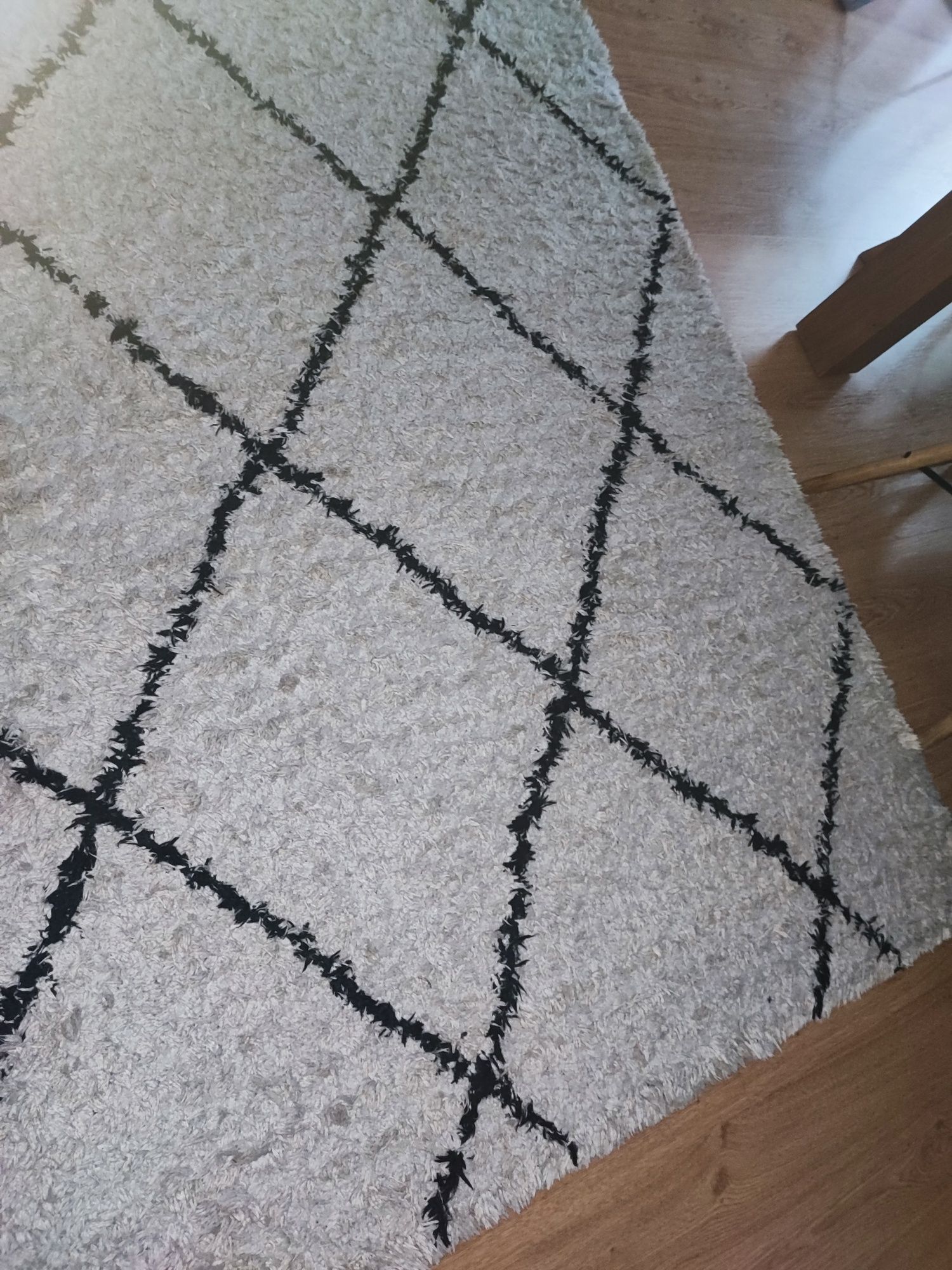 Duży dywan typu Shaggy Westwing Naima 160x230 cm beżowo czarny