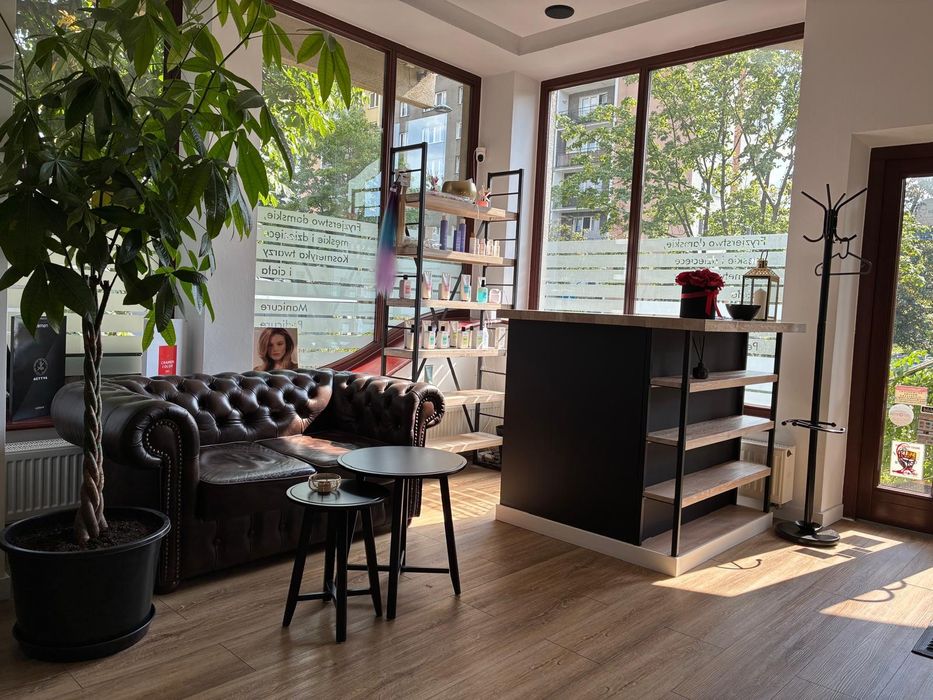 Wynajem gabinetu i stanowisk manicure w salonie fryzjerskim premium