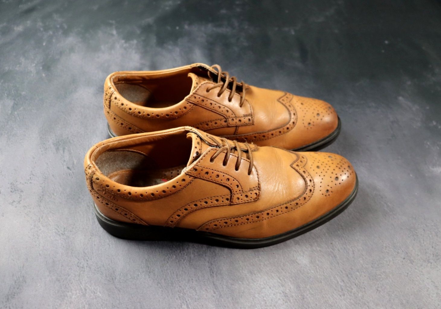 Klasyczne brogsy skórzane Clarks rozmiar 39,5 z ażurowym wzorem