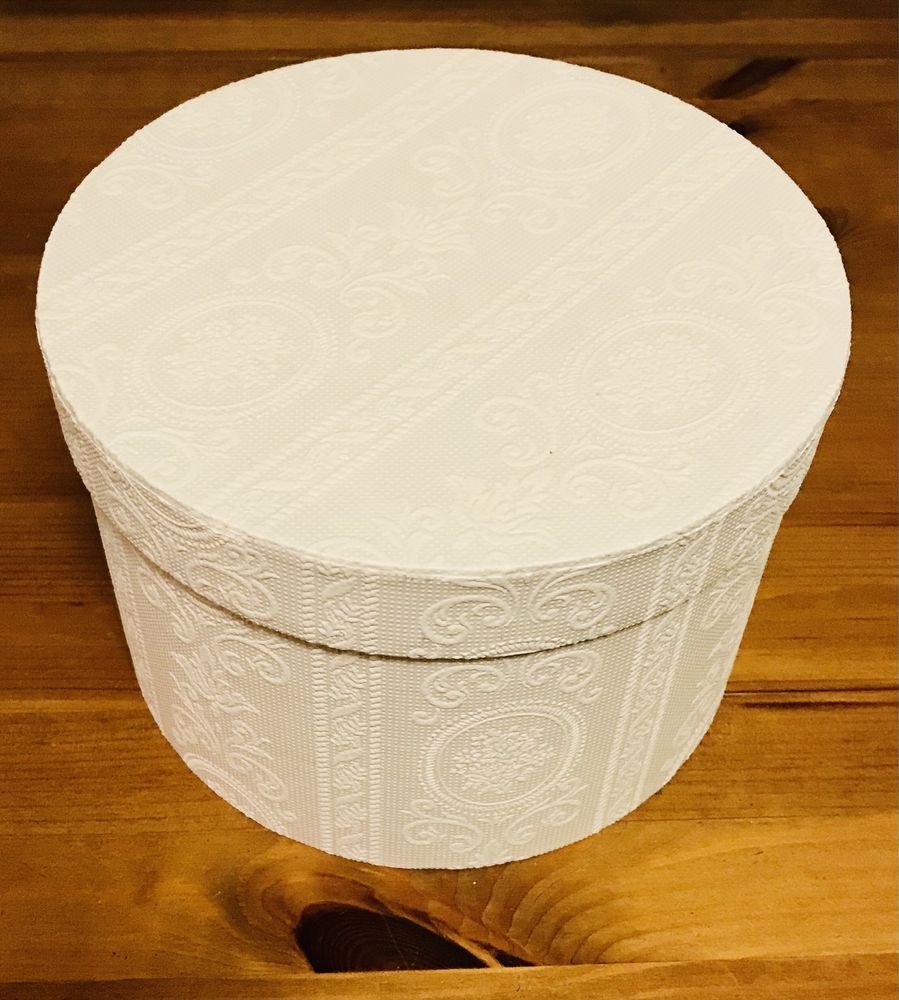 Pudełko kartonowe tłoczone okrągłe ornament białe L