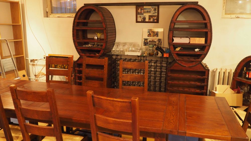 Stół + 8 krzeseł Ludwik style oraz stojaki na wino