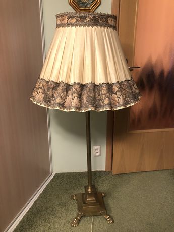 Piękna 100 letnia lampa do salonu z mosiądzu.