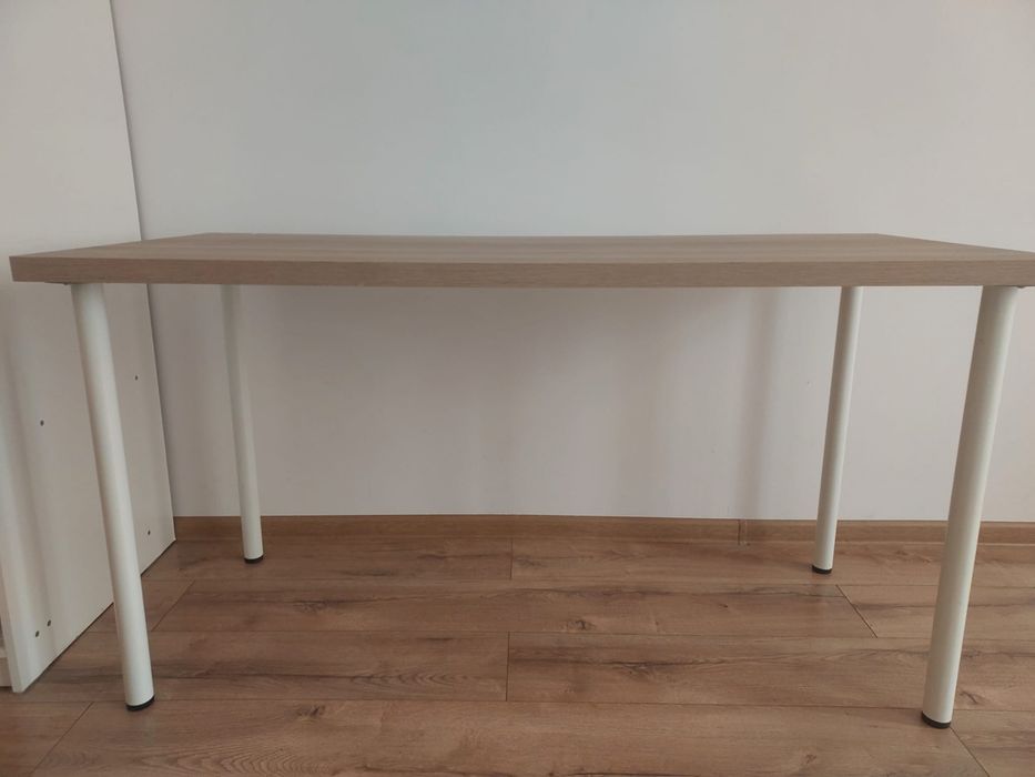 Biurko z drewnianym blatem