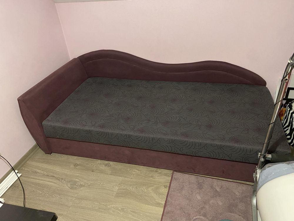 Łóżko z pojemnikiem na posciel