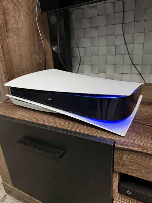 PlayStation 5 z napędem + 2 pady + 2 gry + stacja ładowania + podstawk