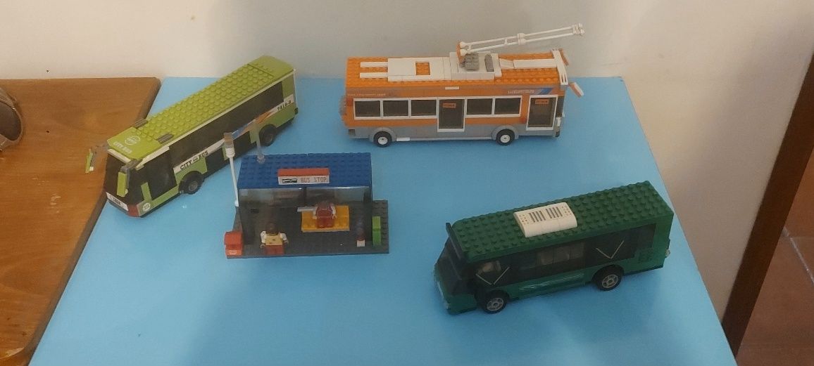 Vendo 3 autocarros + paragem tipo lego