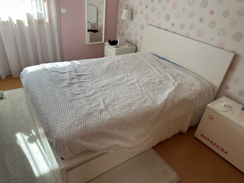 Cama de casal branca com colchão, com dimensões de 1,60 x 2 m. O