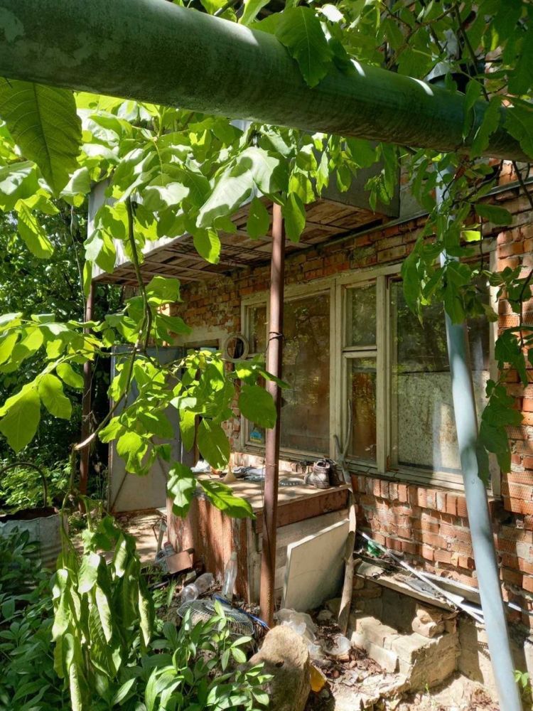 Дача біля озера в місті