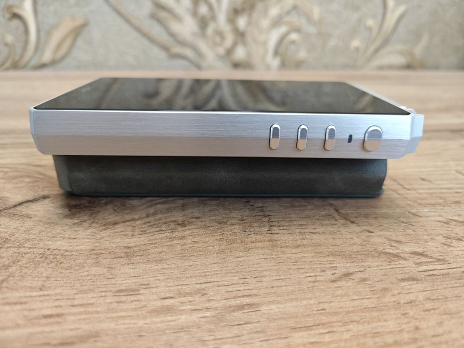 Плеер hiby r6 2020 в идеальном состоянии+ кожаный чехол.