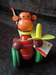 Pchacz drewniana zabawka, małpka na kijku marki Orange Tree Toys