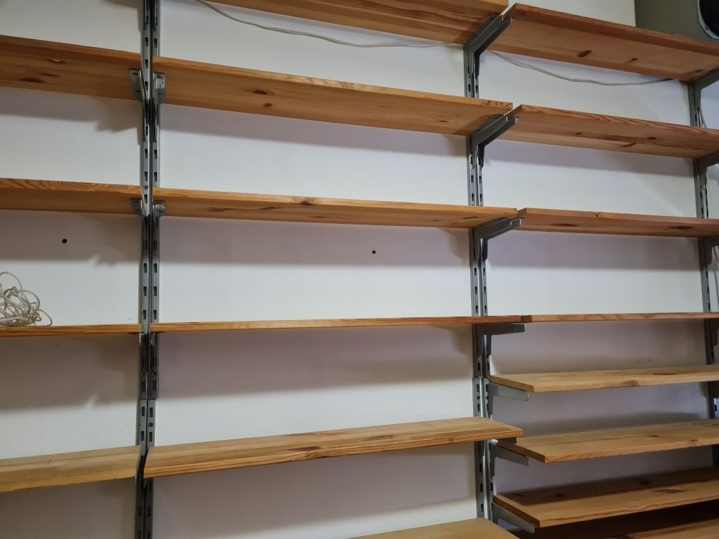 Vendo 24 prateleiras madeira maciça com suportes incluídos