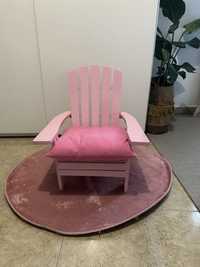 Cadeira rosa de madeira para criança