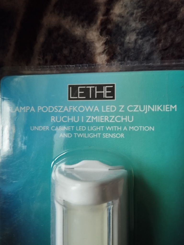 Lampka podszafkowa LED z czujnikiem ruchu i zmierzchu Nowa