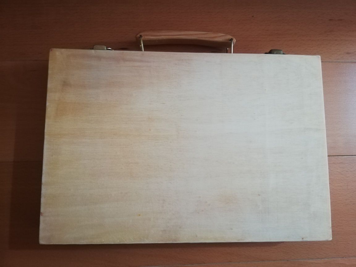 Caixa de madeira para material de pintura