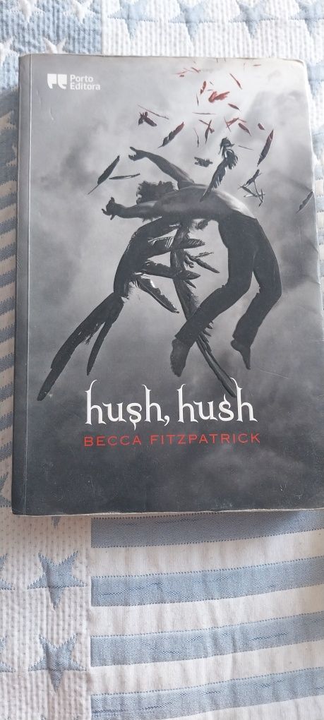 Livro hush hush de Becca fitzpatrick
