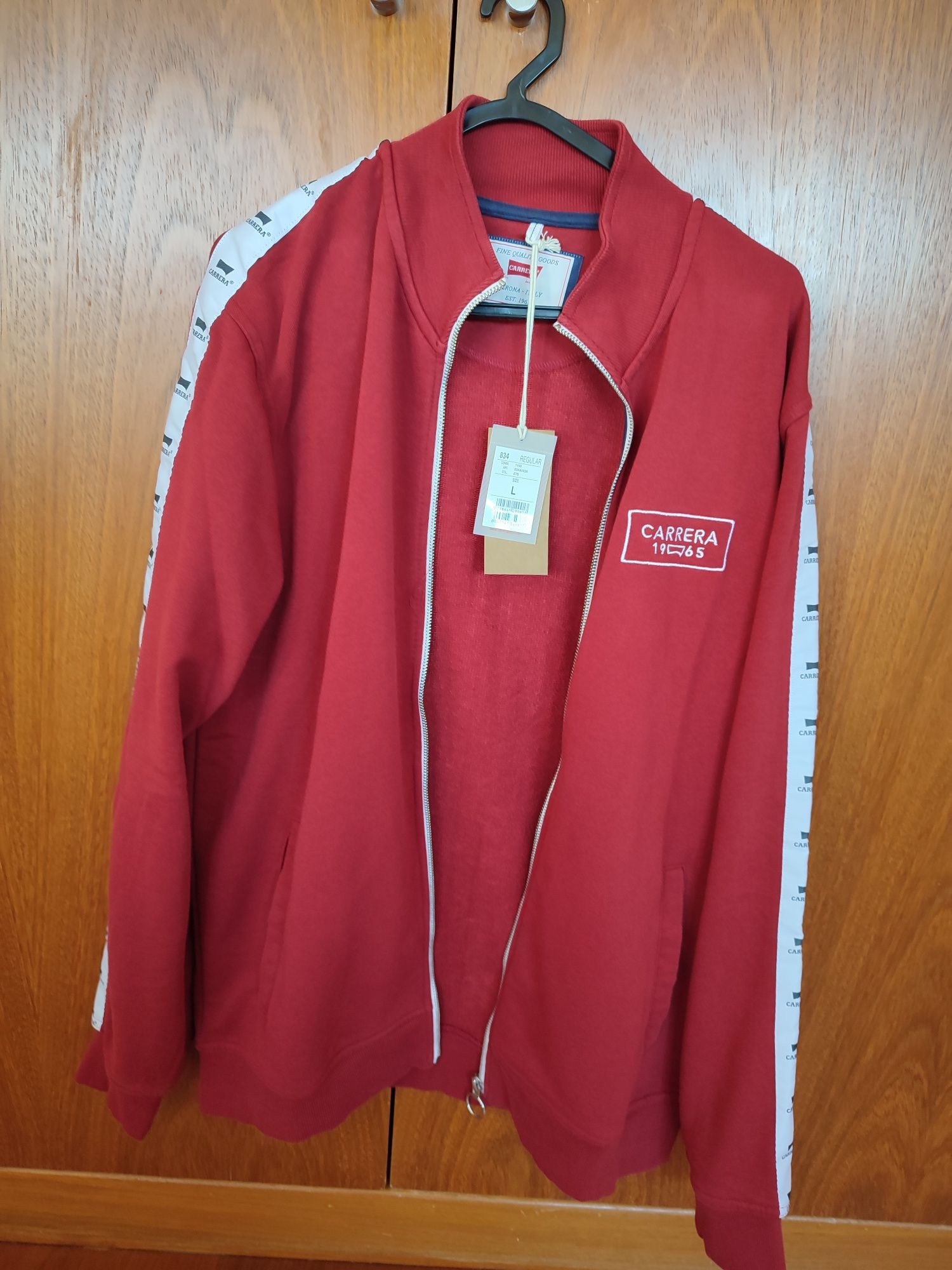 Super promoção: Casaco desportivo marca Carrera original vermelho