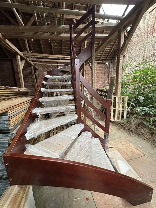 Schody drewniane z nowego mieszkania