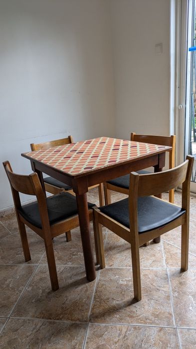 Mesa com 4 cadeiras.