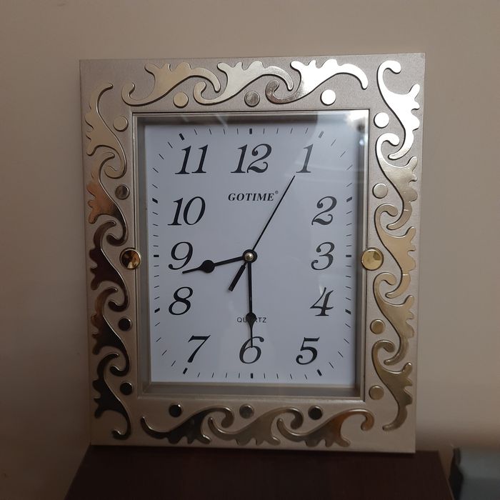 Годинники, настінні та з основою