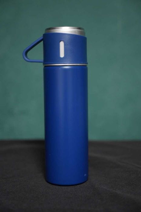 Termos stalowy z kubkiem na kamping, namiot