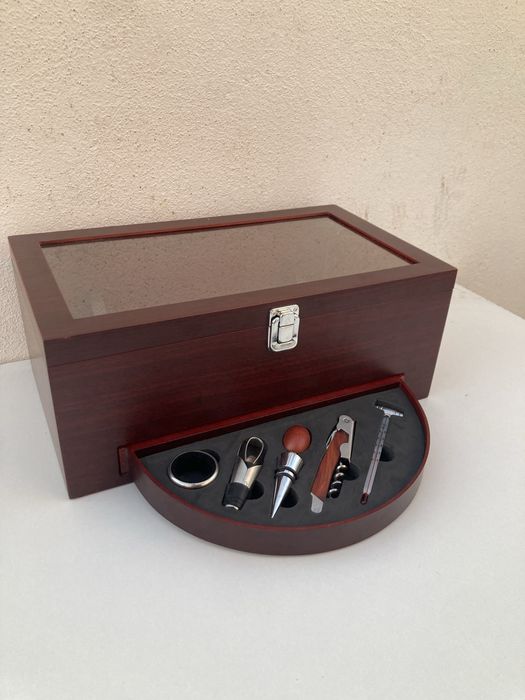 Caixa de Vinho em Madeira com Acessórios – Como Nova