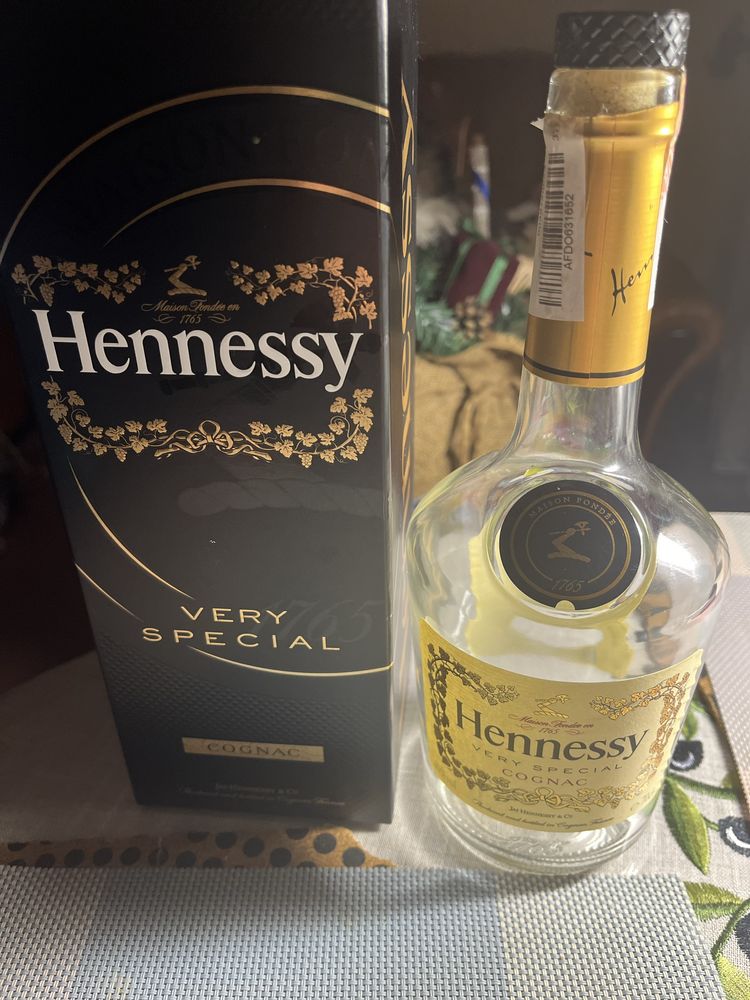 Бутылка и коробка из-под Hennessy VERY SPECIAL