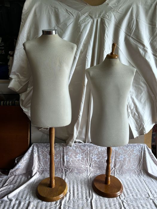 2 Busto de manequim com base em madeira – tamanhos diferentes